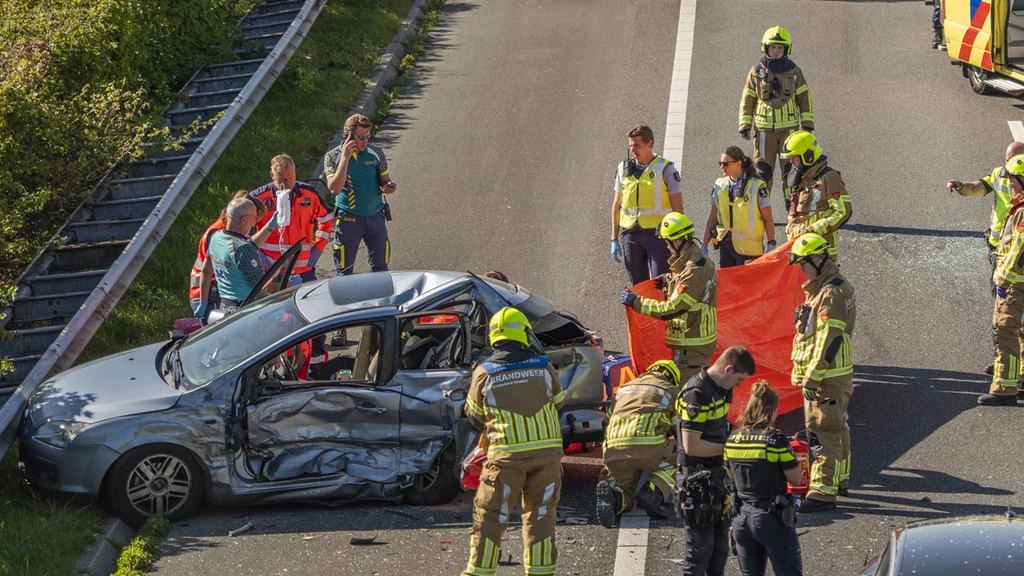 Foto: Dode bij kettingbotsing op A12 vlak bij Duitse grenscontroles