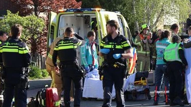 Foto: Auto raast door Kwintsheul: dode en gewonden bij meerdere aanrijdingen