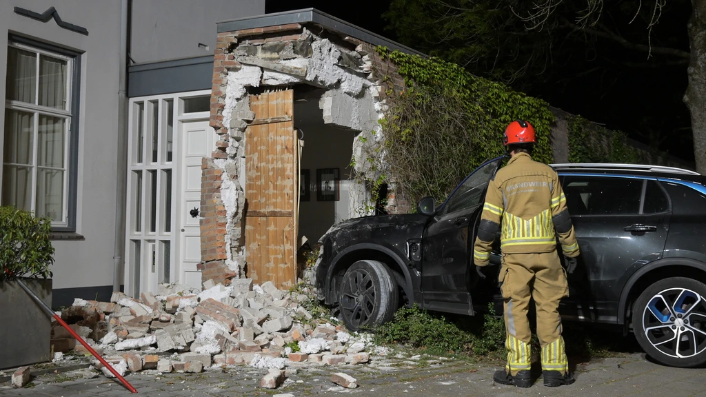 Foto: Auto ramt gevel van woning in Breda, bestuurder aangehouden
