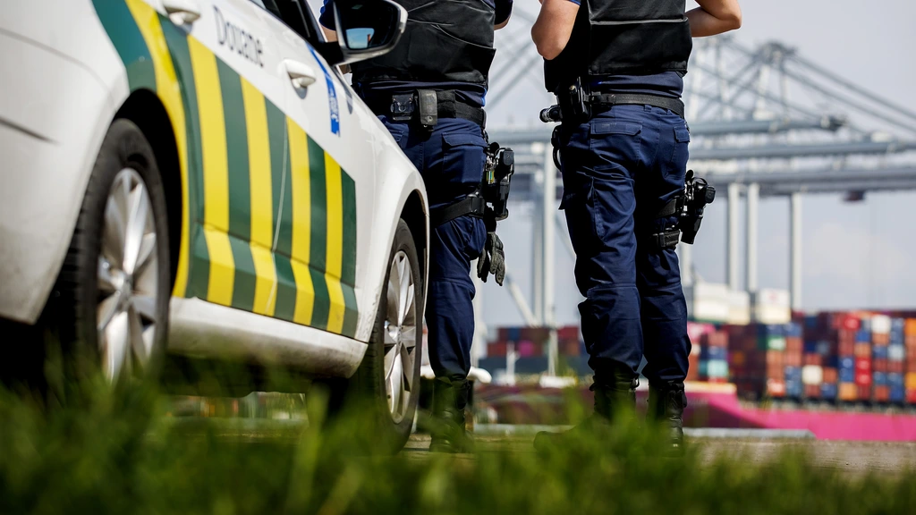 Douaniers aangehouden voor computervredebreuk en schenden ambtsgeheim Douaniers aangehouden voor computervredebreuk en schenden ambtsgeheim