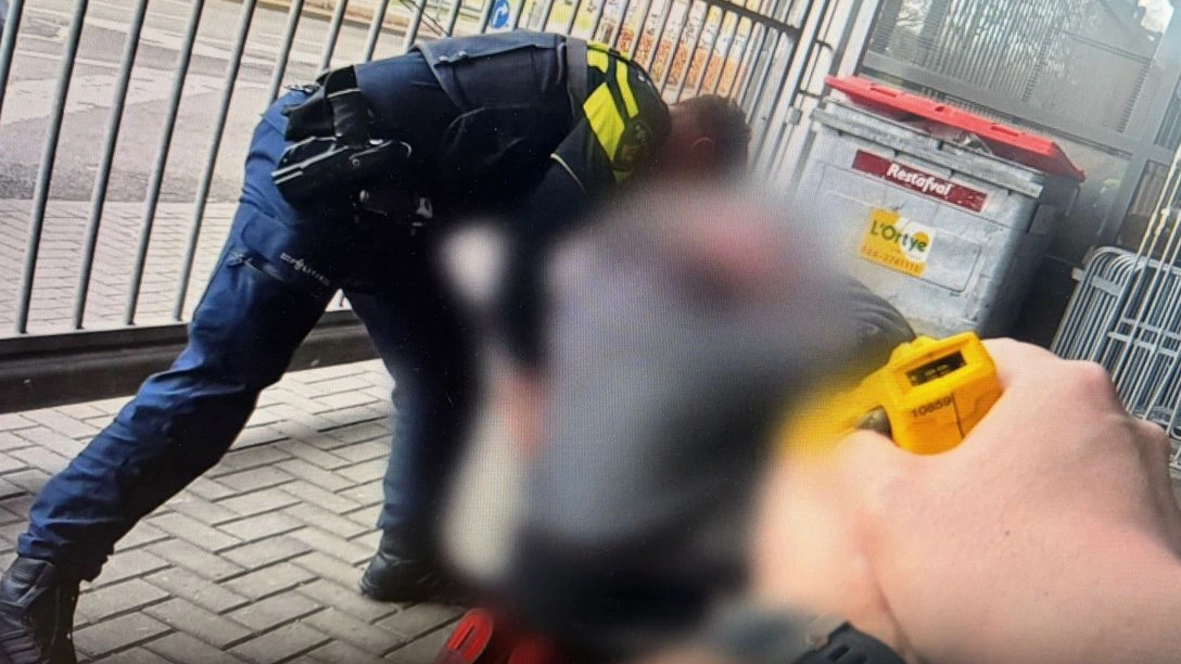 Man bij Tefaf in de boeien geslagen voor messenbezit: blijkt kok te zijn Man bij Tefaf in de boeien geslagen voor messenbezit: blijkt kok te zijn